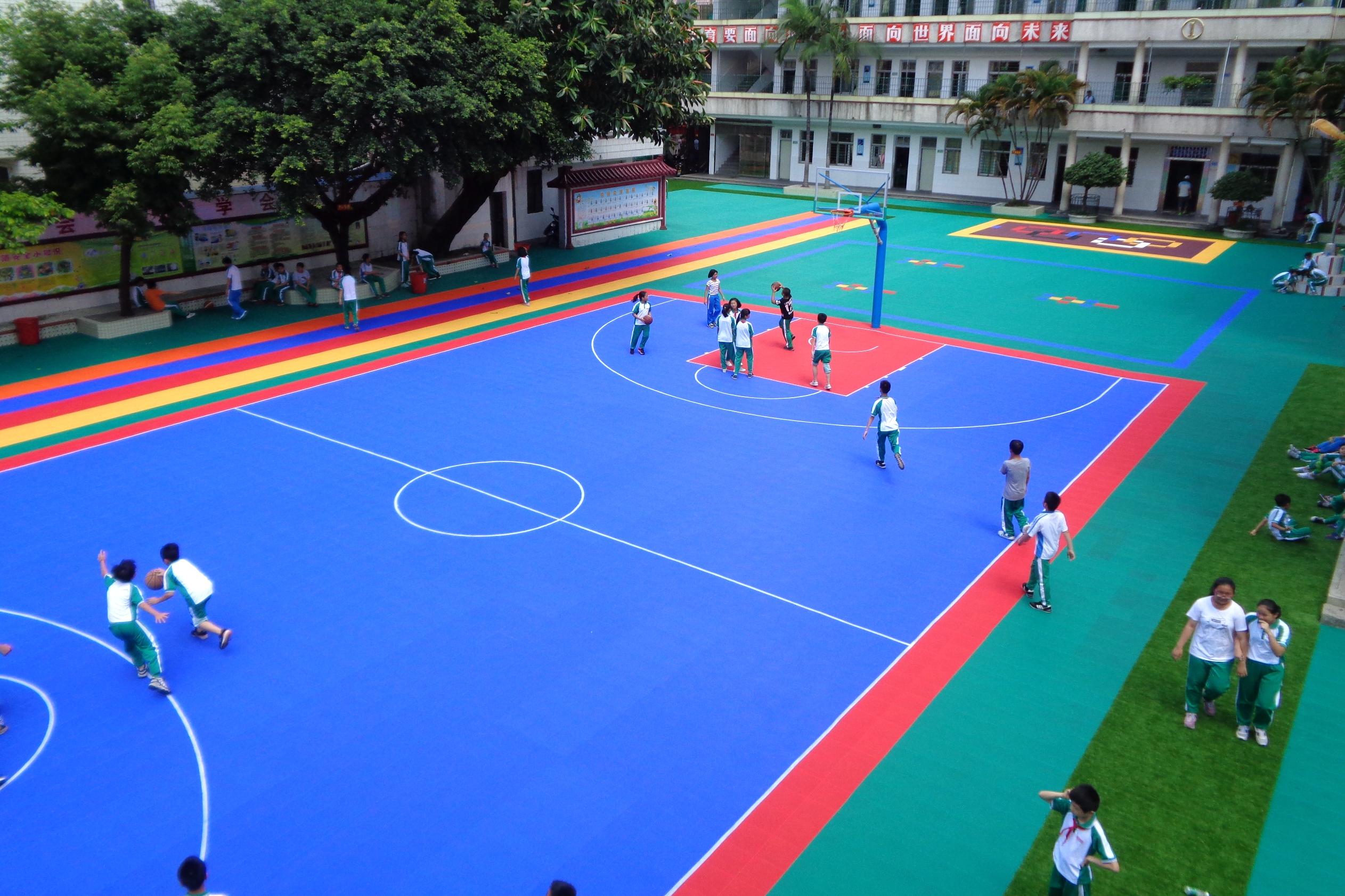 海丰新城小学操场悬浮地板+拼块草